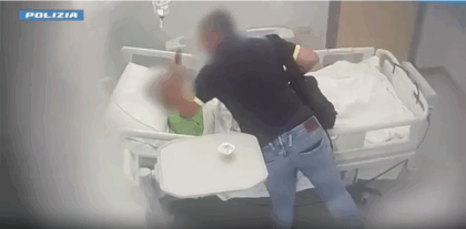 Va a trovare la madre in ospedale e la picchia. I poliziotti arrestano il figlio