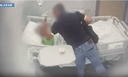 Va a trovare la madre in ospedale e la picchia. I poliziotti arrestano il figlio