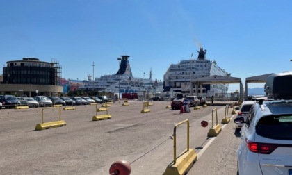 Livorno, tragedia in porto: coppia di turisti travolta da un pullman. Morta la donna