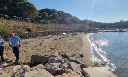 Ferri dagli scogli, vietata ai bagnanti cala a Punta Ala