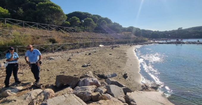 Ferri dagli scogli, vietata ai bagnanti cala a Punta Ala