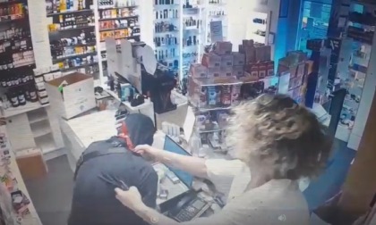 Commerciante si ribella e mette in fuga il rapinatore