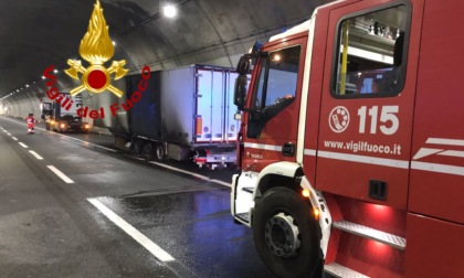 Tir in fiamme in galleria: un'altra mattinata di code sull'A1