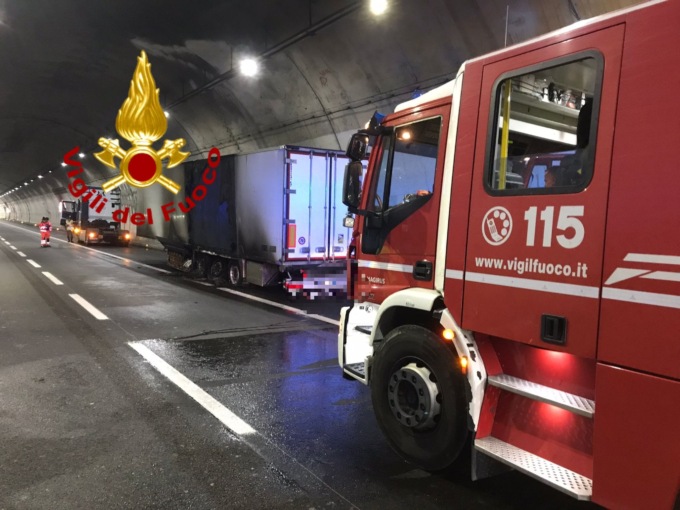Tir in fiamme in galleria: un’altra mattinata di code sull’A1