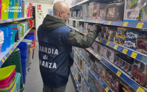 Blitz della Guardia di finanza a Prato: sequestrati 24mila giocattoli pericolosi