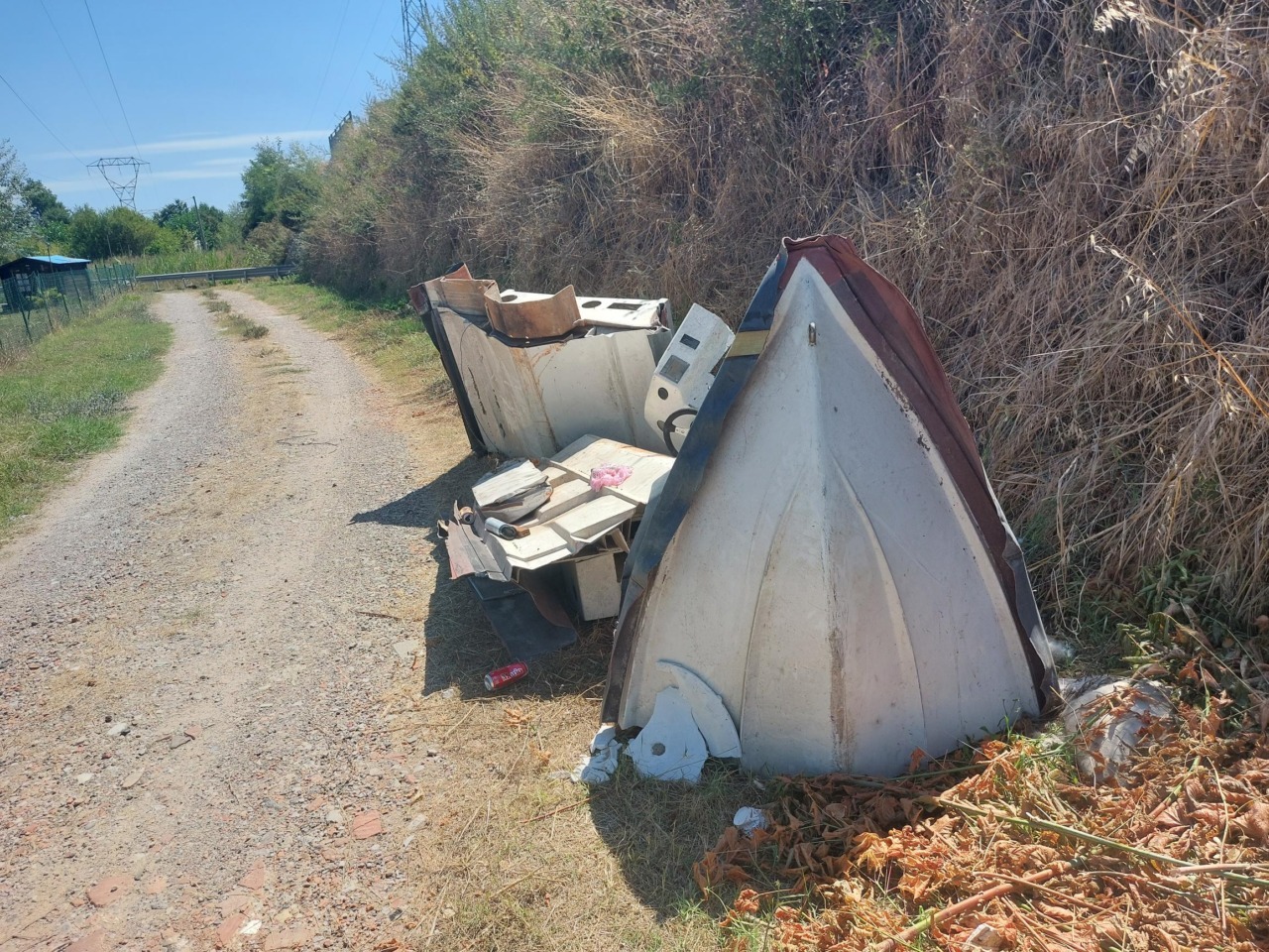 Una barchetta abbandonata in mezzo alla campagna empolese