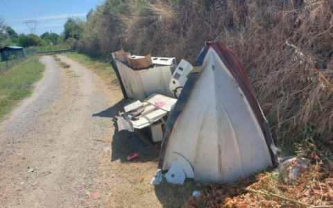 Una barchetta abbandonata in mezzo alla campagna empolese