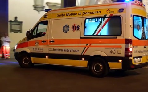 Tentano di rapinare la ragazza, accoltellano il fidanzato