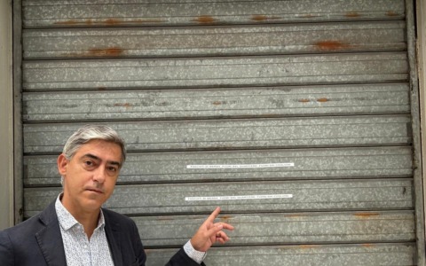 Messaggi minatori sul bandone del comitato elettorale di Fratelli d’Italia