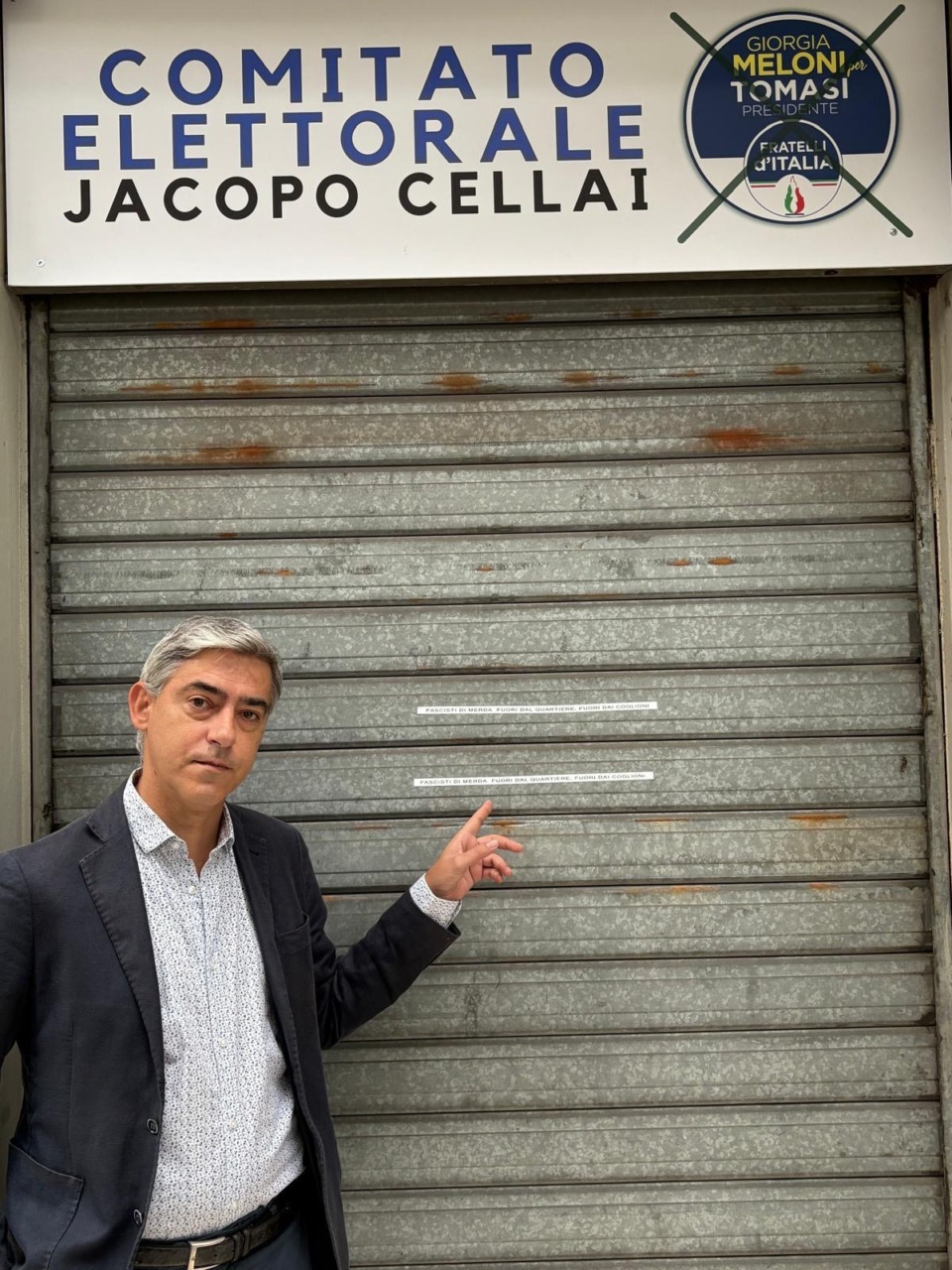 Messaggi minatori sul bandone del comitato elettorale di Fratelli d’Italia