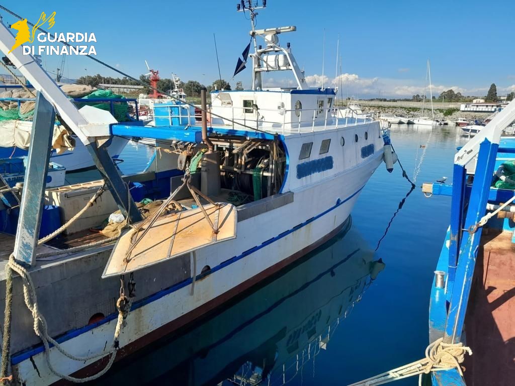 Narcotraffico e usura, un peschereccio nella maxiconfisca