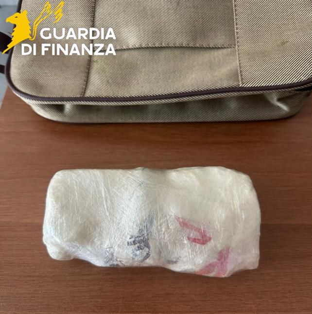 Spacciatore arrestato dopo un inseguimento sui binari