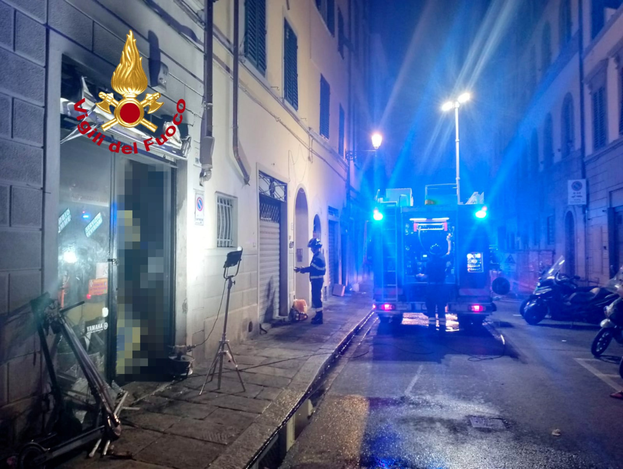 Incendio in una officina in pieno centro storico