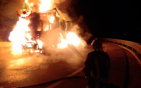 Mezzo in fiamme alle Croci di Calenzano
