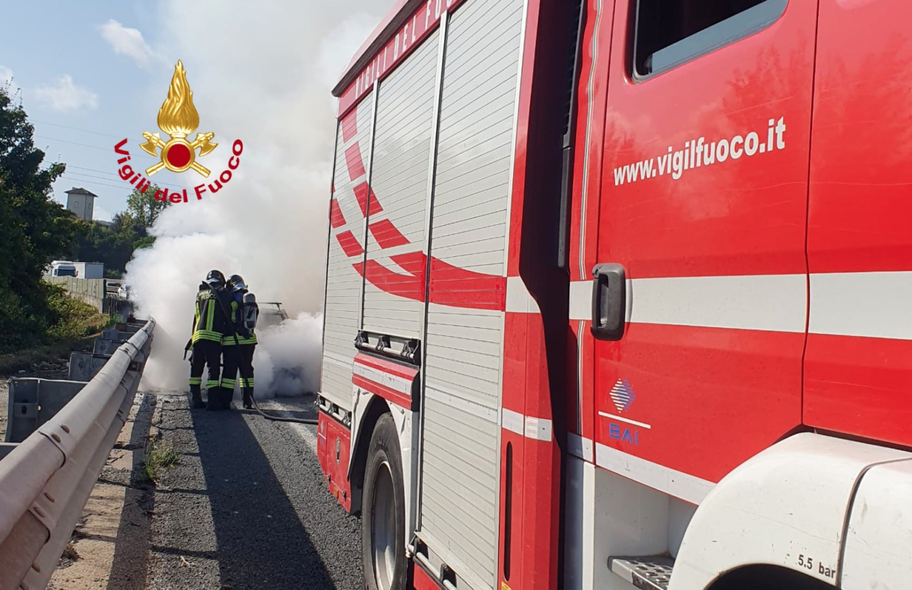 Auto in fiamme sulla FI-PI-LI a Lastra a Signa