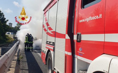 Auto in fiamme sulla FI-PI-LI a Lastra a Signa