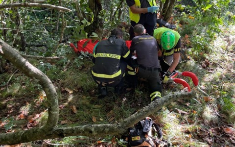 Fungaiolo nei guai, salvataggio acrobatico