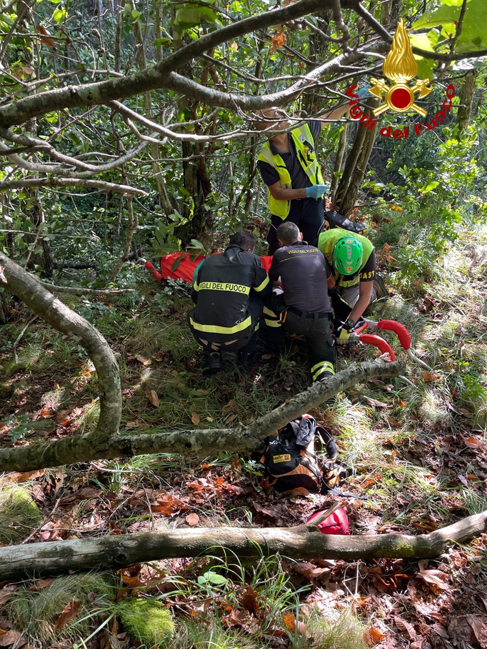 Fungaiolo nei guai, salvataggio acrobatico