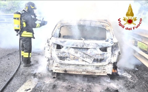 Auto in fiamme nel tratto senese dell’A1