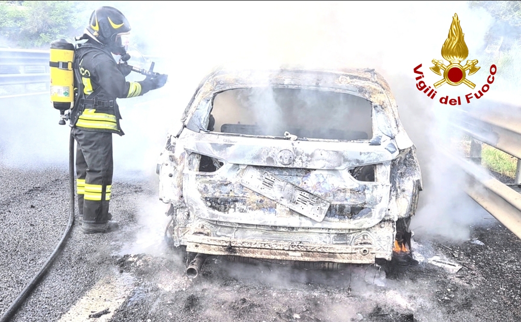 Auto in fiamme nel tratto senese dell’A1