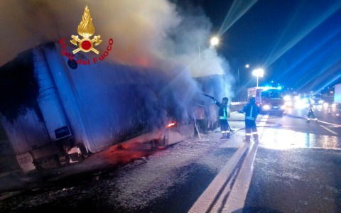 Camion di pomodori in fiamme sull’A1