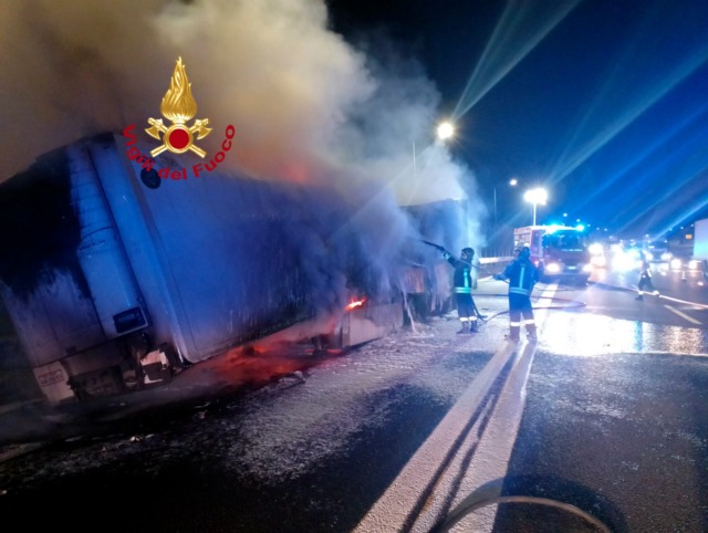 Camion di pomodori in fiamme sull’A1