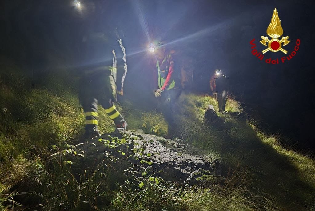 Garfagnana, sorpresi dal buio su un sentiero: salvati dai Vigili del Fuoco