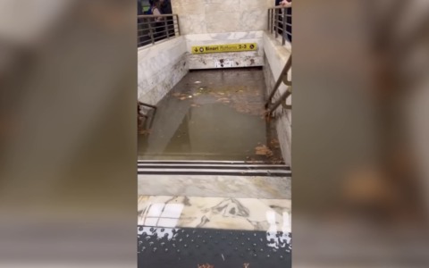 Maltempo in Toscana, scatta allerta arancione. Elba, strade come fiumi e persone sui tetti. Stazione di Massa Carrara allagata