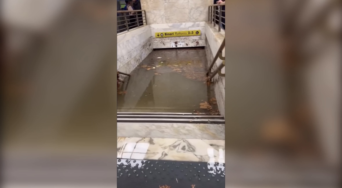 Maltempo in Toscana, scatta allerta arancione. Elba, strade come fiumi e persone sui tetti. Stazione di Massa Carrara allagata