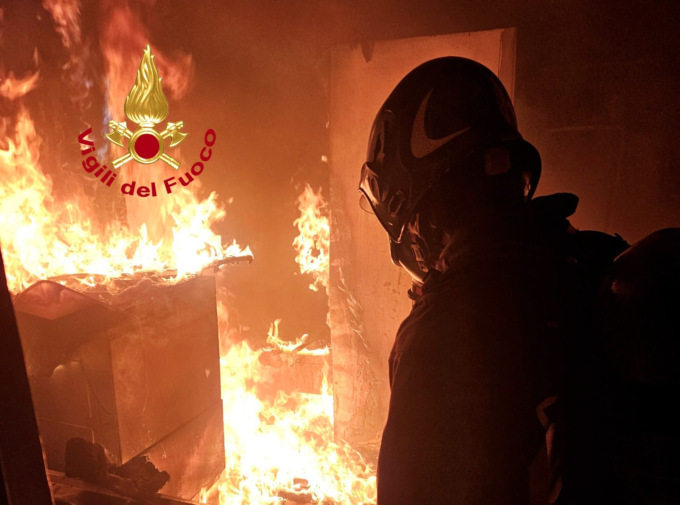 Fiamme in pizzeria a Sesto, evacuati in 7 da appartamenti