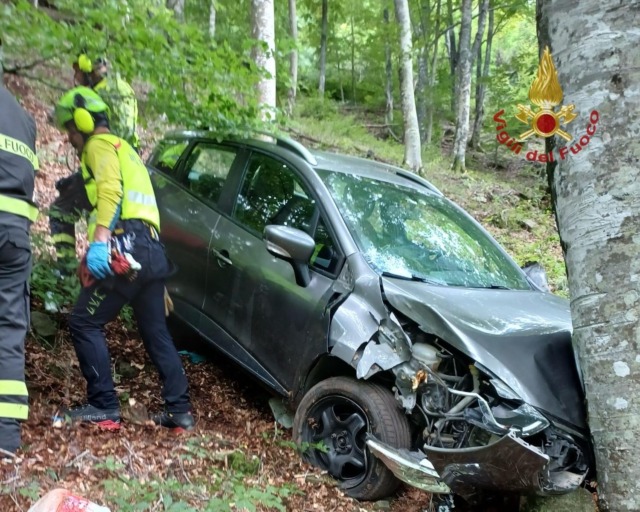 Auto precipita nel burrone per 40 metri, morta la conducente