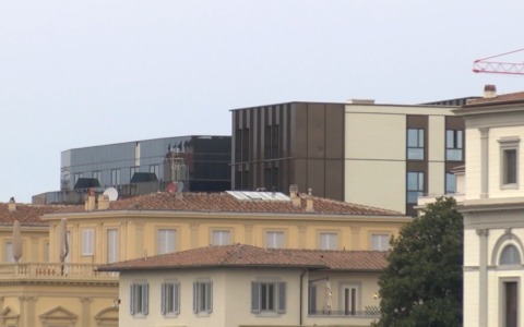 Il “cubo nero” di Firenze divide: la sindaca Funaro promette soluzioni e una nuova governance urbanistica