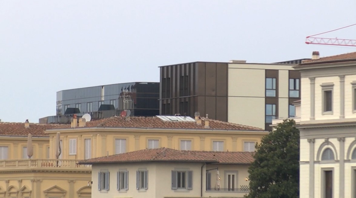 Il “cubo nero” di Firenze divide: la sindaca Funaro promette soluzioni e una nuova governance urbanistica