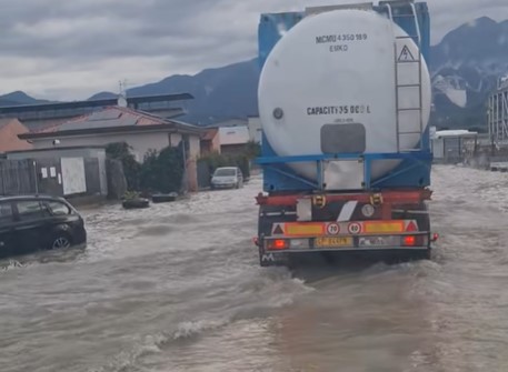Massa e Carrara sotto la pioggia: mattinata di paura e disagi per il nubifragio