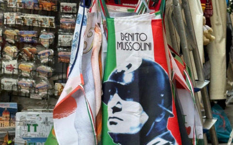 Firenze, vende grembiuli con l’immagine di Mussolini: multa da 400 euro