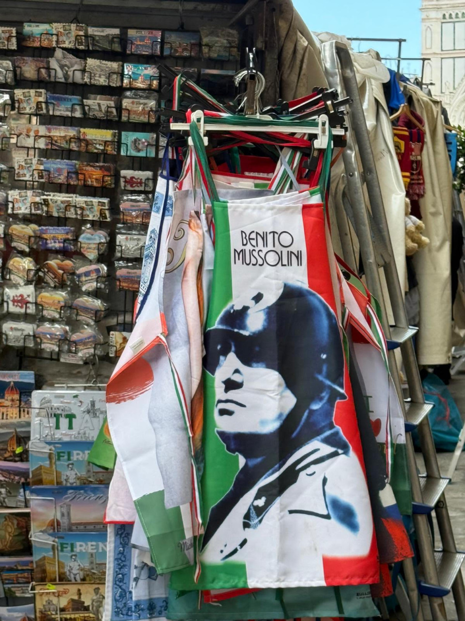 Firenze, vende grembiuli con l’immagine di Mussolini: multa da 400 euro