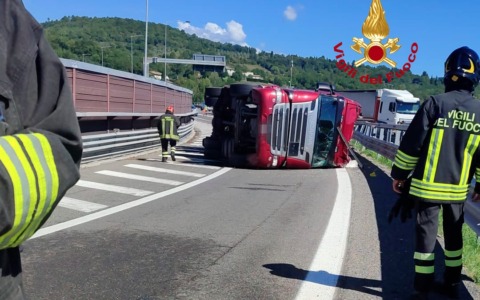 Camion si ribalta sull’A1 a Barberino: trasportava sostanze tossiche