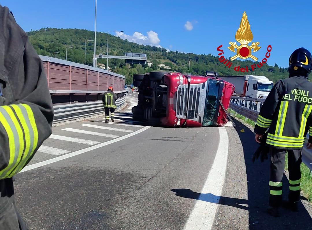 Camion si ribalta sull’A1 a Barberino: trasportava sostanze tossiche