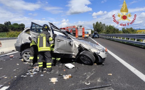 Incidente in A1, auto ribaltata al km 378: intervento dei Vigili del Fuoco di Cortona
