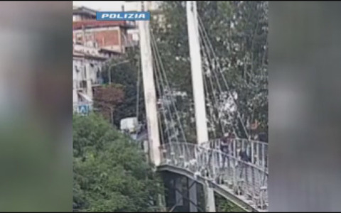 Tenta di buttarsi dal ponte, giovane salvata dalla Polizia