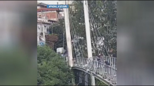 Tenta di buttarsi dal ponte, giovane salvata dalla Polizia