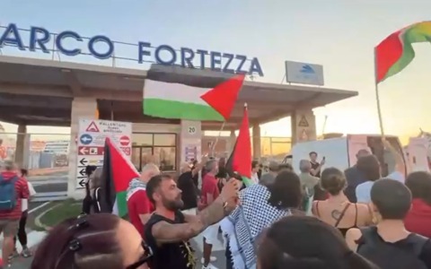 Livorno, i manifestanti pro-Palestina al varco Fortezza