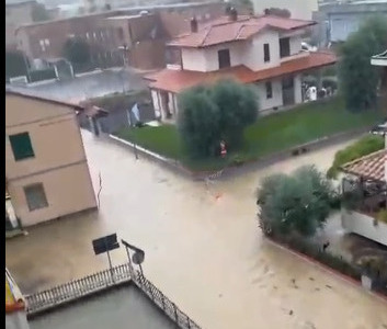 Bomba d’acqua a Paganico (Grosseto), tromba d’aria in Versilia, allagamenti nel fiorentino