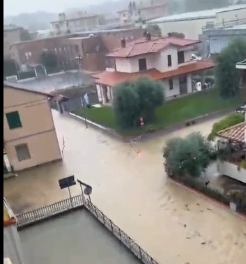 Bomba d’acqua a Paganico (Grosseto), tromba d’aria in Versilia, allagamenti nel fiorentino
