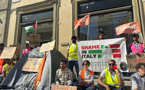 Protesta degli operai Alba davanti alla boutique Patrizia Pepe