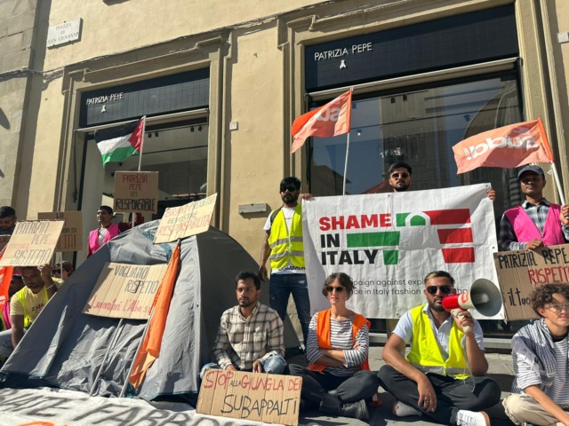 Protesta degli operai Alba davanti alla boutique Patrizia Pepe