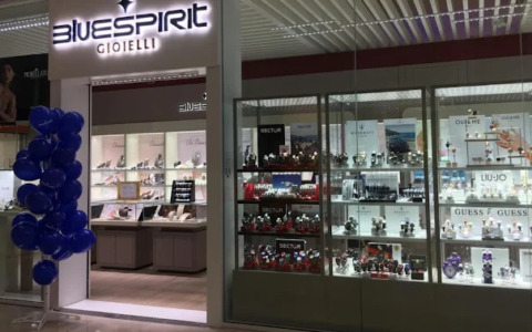 L’auto come ariete: entrano all’Ipercoop di Sesto Fiorentino e svaligiano una gioielleria