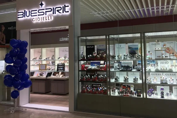 L’auto come ariete: entrano all’Ipercoop di Sesto Fiorentino e svaligiano una gioielleria