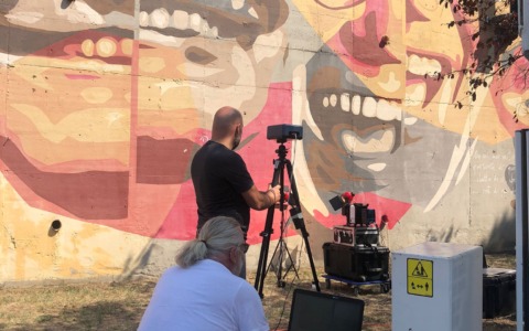 Il rosso sbiadisce, il nero resiste: svelati i segreti dei colori dei murales