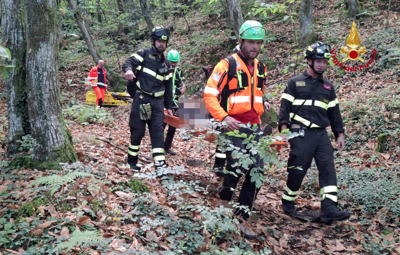 Si infortuna mentre cerca funghi in zona impervia, salvataggio acrobatico